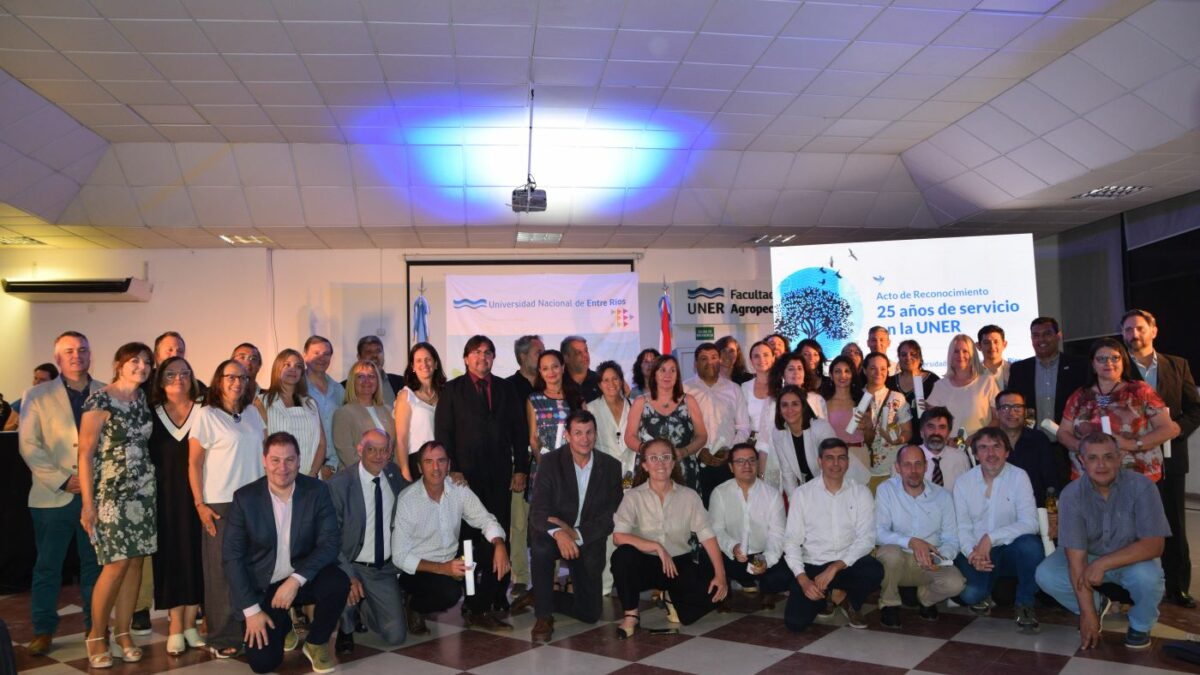 Acto de reconocimiento a trabajadores de la UNER