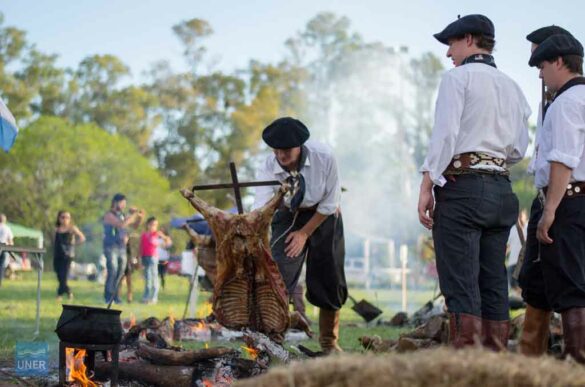 Un grupo de asadores condimentando el cordero a la estaca durante la edición 2015 del festejo.