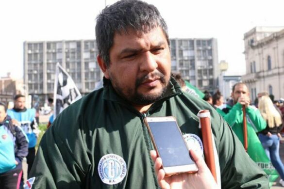Jorge Piri Ávalos, entrevistado durante una manifestación.