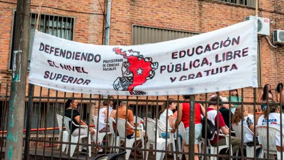 Se movilizan en Concordia en defensa de la educación superior