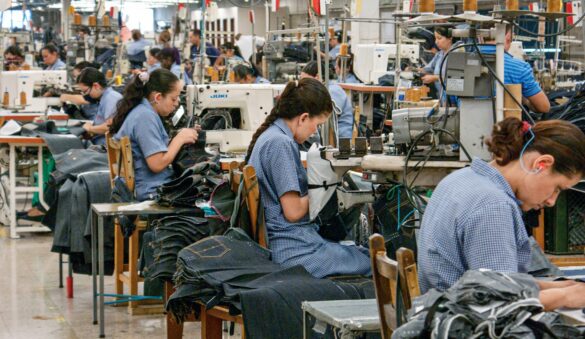 mujeres cociendo en un taller textil