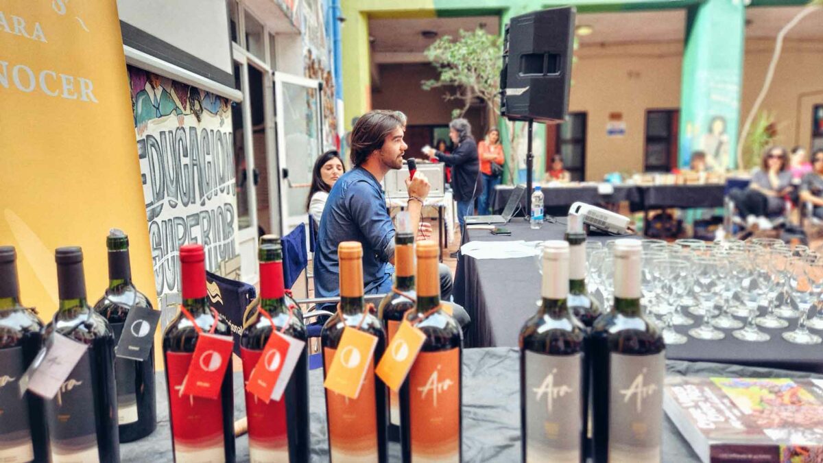 “Entre Vinos: historia y presente de los vinos entrerrianos” en viñedo Los Aromitos