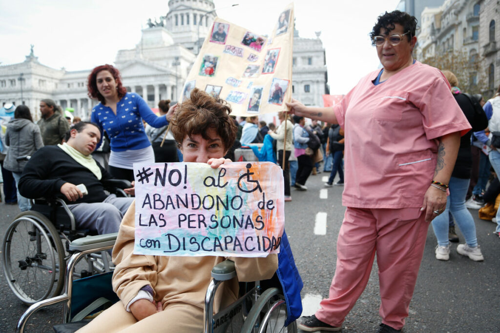 Manifestación frente al Congreso de la Nación Argentina en reclamo por los derechos de las personas con discapacidad