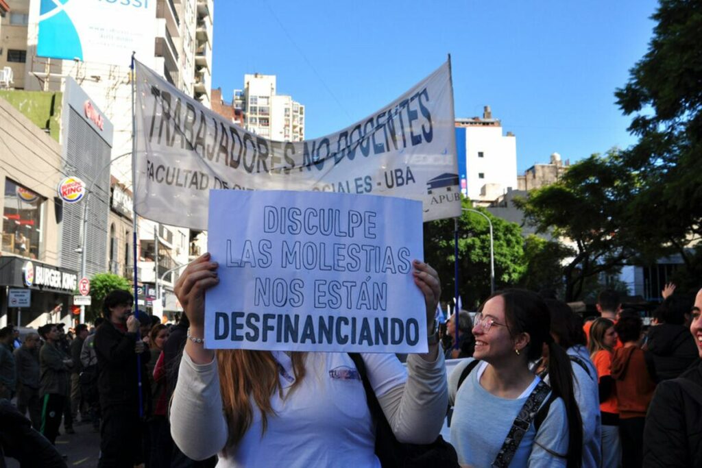Protesta del personal universitario en Argentina, relacionada con la crisis de financiamiento de las universidades públicas