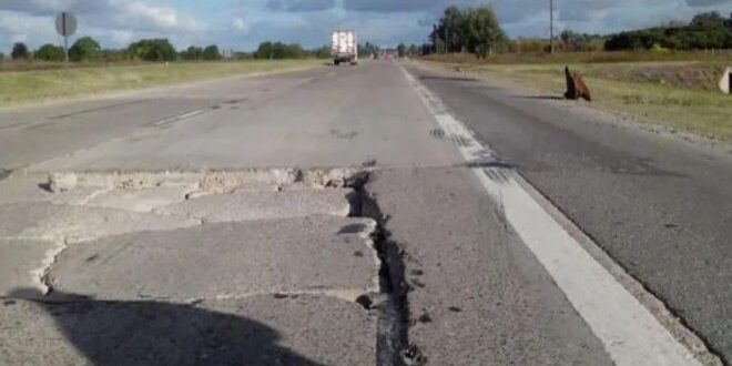Avanzado estado de deterioro de una Ruta